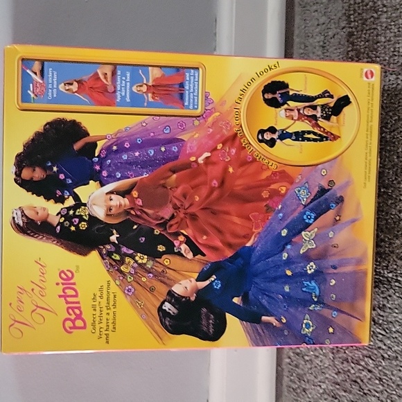 Very Velvet Barbie - Picture 4 of 7